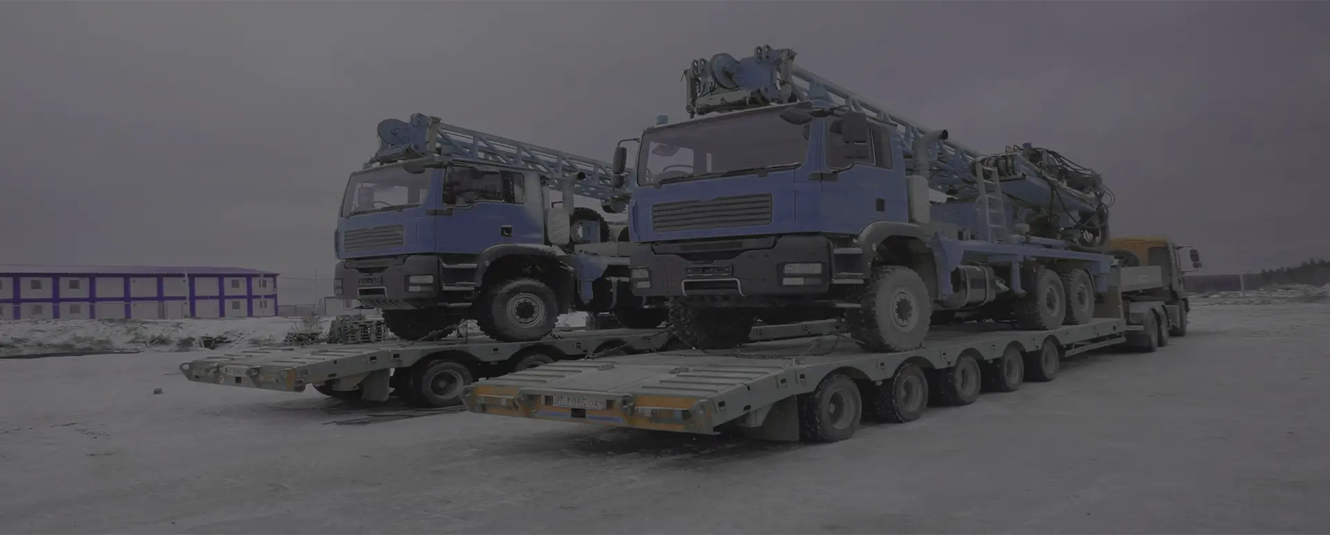 Доставка тралом с низкорамной платформой автокранапо России из Калининца, а также любой другой крупногабаритной техники